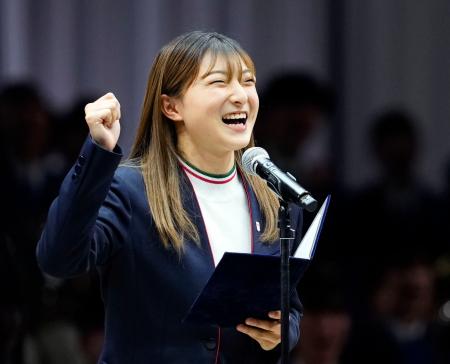 　ミラノ・コルティナ冬季五輪の日本選手団の壮行会で、決意表明するフィギュアスケート女子の坂本花織＝１８日午後、千葉県船橋市