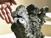 濃尾地震に伴う火災で溶けて固まった天保通宝の塊＝２６日、関市小屋名、県博物館