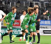 ＦＣ岐阜×相模原＝後半３８分、２点目のゴールを決めたＦＣ岐阜のＭＦ藤岡（３８）＝長良川競技場