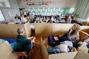 　熊本県氷川町の避難所となった小学校の教室で過ごす被災者ら＝３日午後