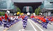 　金沢市の「百万石まつり」で、百万石音頭を踊る着物姿の女性たち＝７日午後