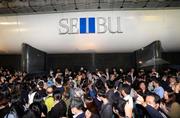　大勢の人が見守る中、シャッターが下ろされた西武渋谷店＝３０日夜、東京都渋谷区