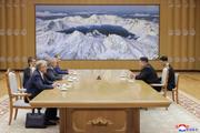 　ロシアのショイグ安全保障会議書記（左から３人目）と会談する北朝鮮の金正恩朝鮮労働党総書記（右から２人目）＝１７日、平壌（朝鮮中央通信＝共同）