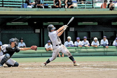 岐阜各務野×岐山＝３回表岐阜各務野２死一塁、笹野が勝ち越しの適時二塁打を放つ＝長良川