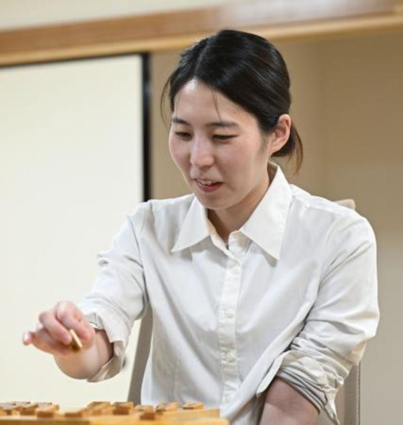 　プロ棋士編入試験５番勝負の第１局で敗れ、対局を振り返る福間香奈女流六冠＝２７日午後、大阪府高槻市の関西将棋会館