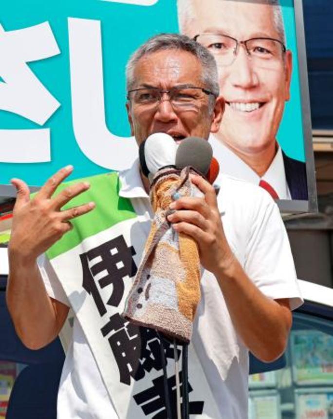 　三重県知事選が告示され、街頭演説する伊藤昌志氏＝２１日午前、近鉄四日市駅前