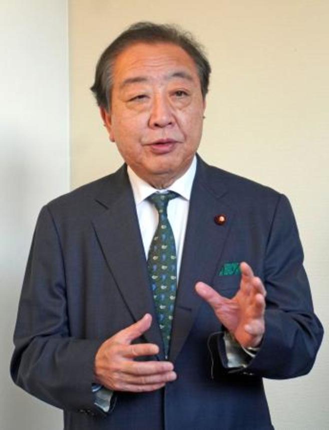 　記者団の取材に応じる立憲民主党の野田代表＝７日午後、滋賀県米原市