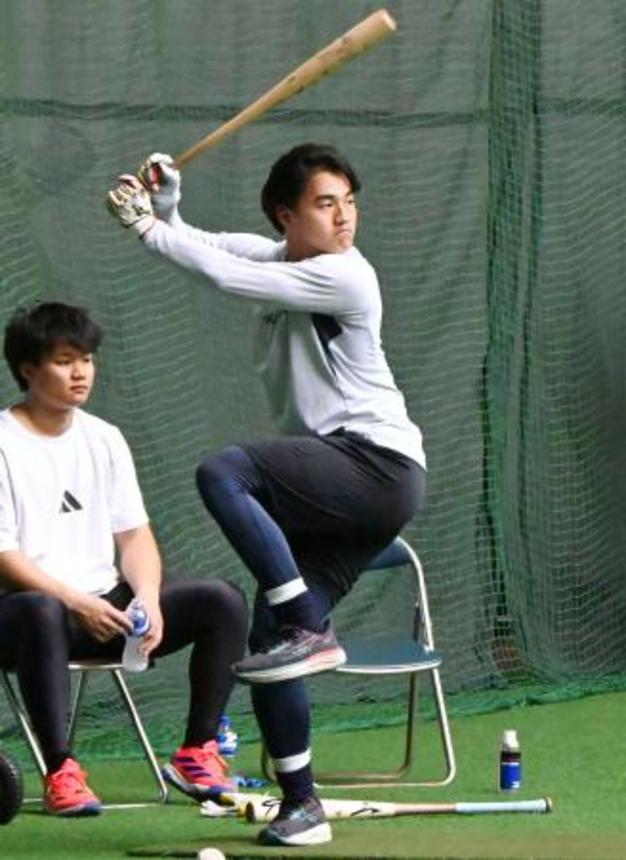 　自主トレを公開し、打撃練習するロッテ・西川＝沖縄県宜野座村