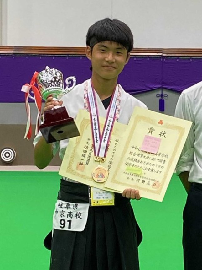 弓道男子個人で優勝した中京の柴田幸次郎＝新潟県立武道館特設弓道場