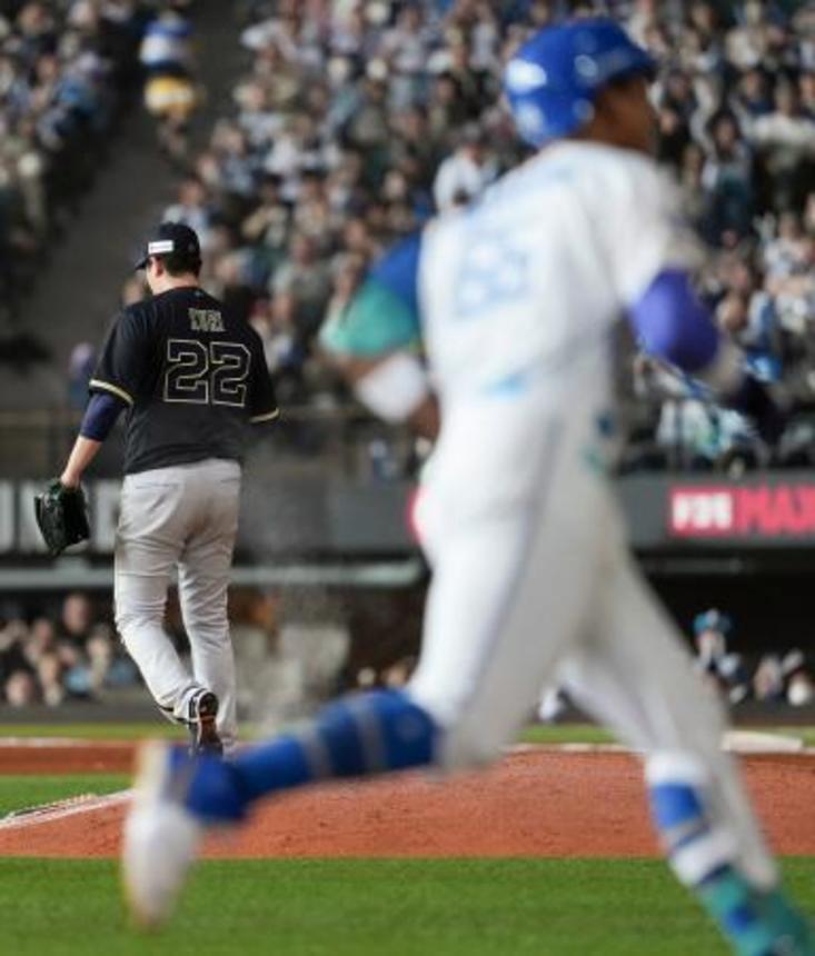 　６回、日本ハム・万波（手前）に本塁打を浴びたオリックス・九里＝エスコンフィールド
