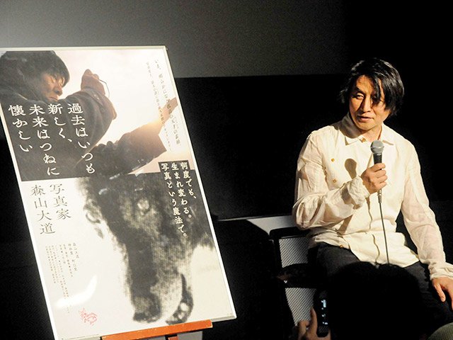写真家森山大道さんについて語る廣江泰孝さん＝岐阜市日ノ出町、岐阜ＣＩＮＥＸ