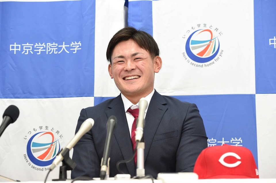 広島から５位指名を受け、喜びを語る中京院大の赤塚健利投手＝中京院大中津川キャンパス