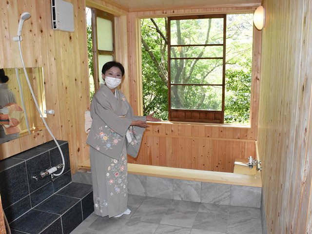 大きな窓から新緑も楽しめる薬湯風呂＝養老郡養老町、千歳楼