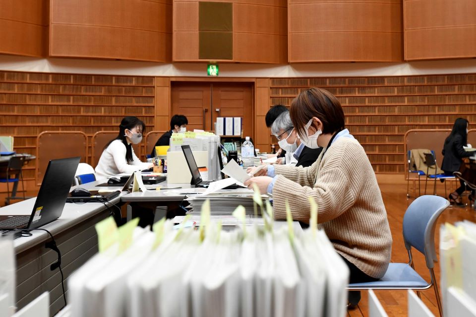 新型コロナウイルスの感染拡大に伴い、対応に追われる職員＝２４日午前、岐阜県各務原市那加不動丘、岐阜保健所