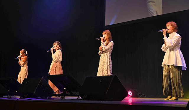 第２期のオープニングテーマ「夢中の先へ」を披露する４人