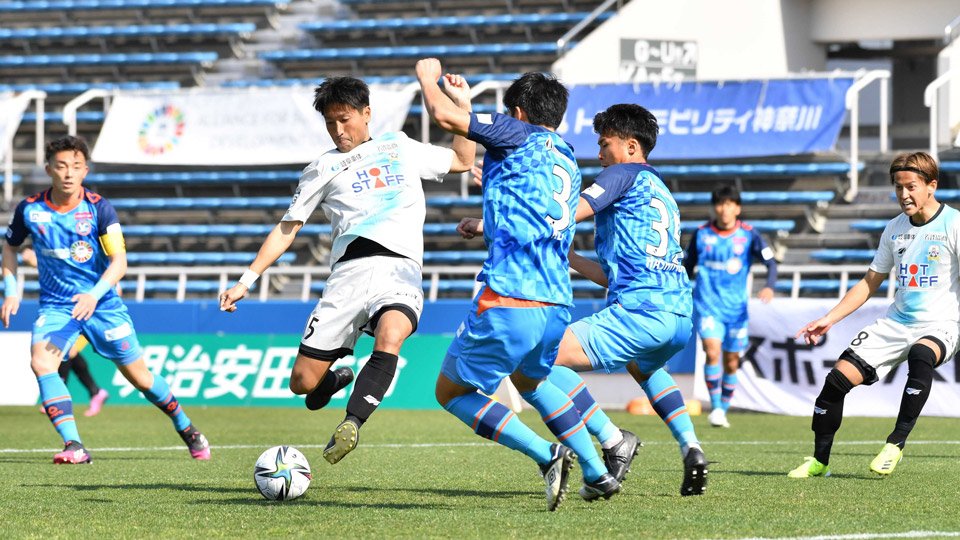 ＹＳ横浜×ＦＣ岐阜＝後半、ＦＣ岐阜のＦＷ田中がシュートを放つも相手のブロックに阻まれる＝ニッパツ三ツ沢球技場
