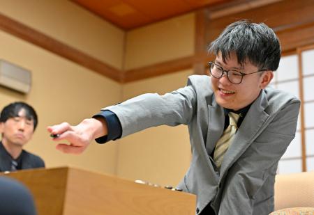 　第５１期碁聖戦本戦トーナメントの決勝で、一力遼四冠を破った佐田篤史七段＝７日午後、東京都千代田区の日本棋院
