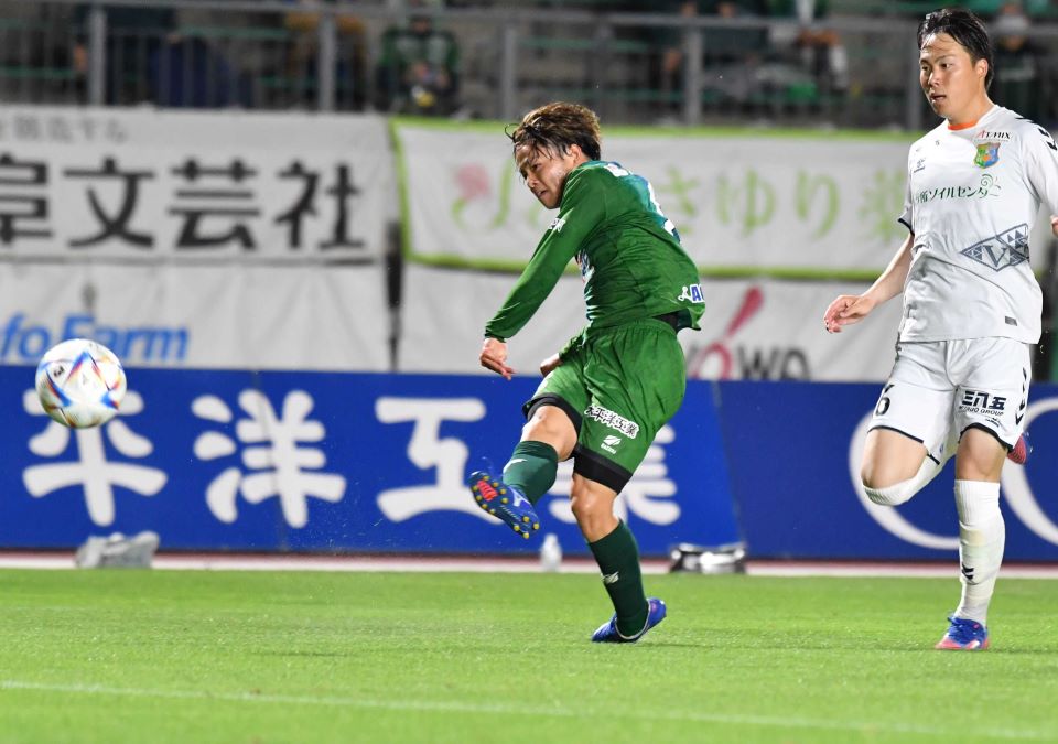 ＦＣ岐阜×八戸＝後半、シュートを放つＦＣ岐阜のＭＦ窪田＝長良川競技場