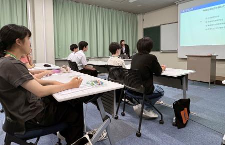 　パナソニックグループの社員から講義を受ける国立高専の学生ら＝３日午後、大阪府枚方市