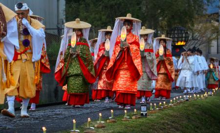 　「八咫の火祭り」で竹灯籠を手に練り歩く平安装束の女性ら＝１０日夕、和歌山県田辺市