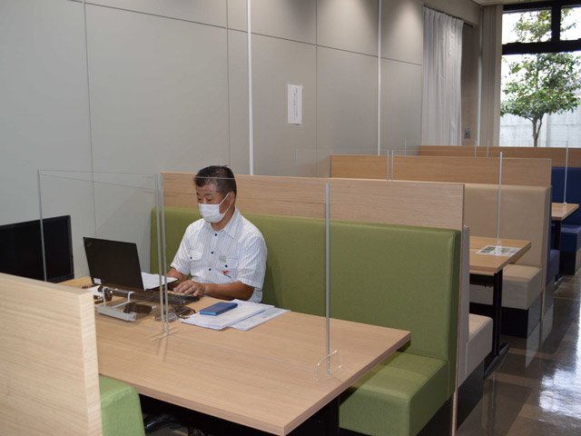 フリーアドレス制導入に先駆け、社員が自由に働けるように改装した社員食堂。会議がしやすいようベンチシートを置いた＝大垣市田口町、西濃運輸大垣本社