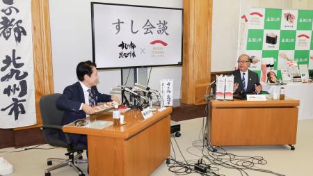 　「すし会談」を開いた富山県の新田八朗知事（右）と北九州市の武内和久市長＝１２日午後、富山県庁