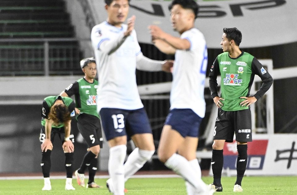 FC岐阜×沼津＝大量５失点で敗れ、肩を落とす岐阜イレブン（奥）＝長良川競技場