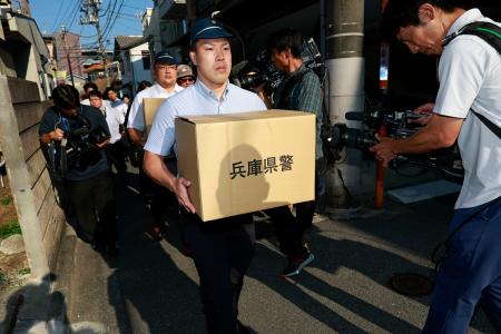 　谷本将志容疑者が勤務していた会社にある社員寮の家宅捜索を終え、押収物を運び出す捜査員＝２７日午前７時３４分、東京都新宿区