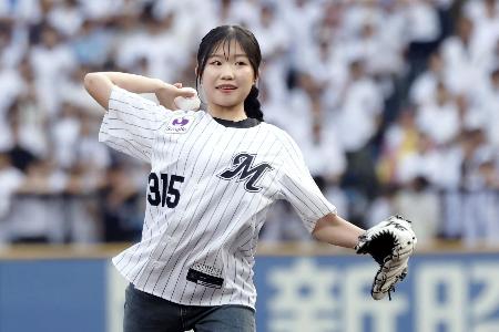 　始球式を務めるフィギュアスケート女子でミラノ・コルティナ冬季五輪銅メダリストの中井亜美＝ＺＯＺＯマリン
