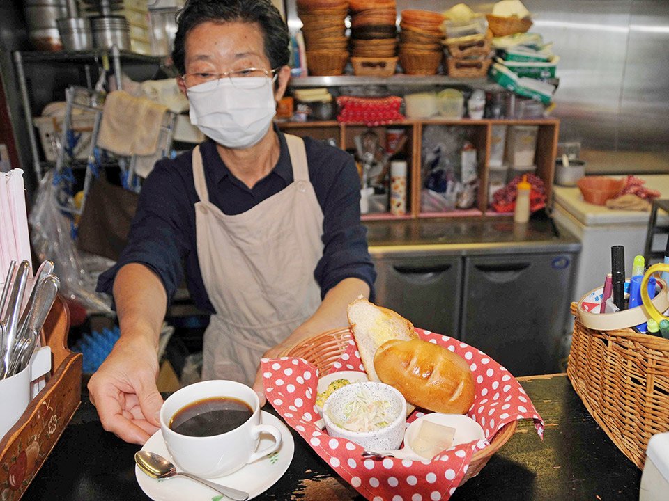 来店客のコーヒーとモーニングメニューを用意する店主の女性＝羽島市舟橋町、カフェ　カリス