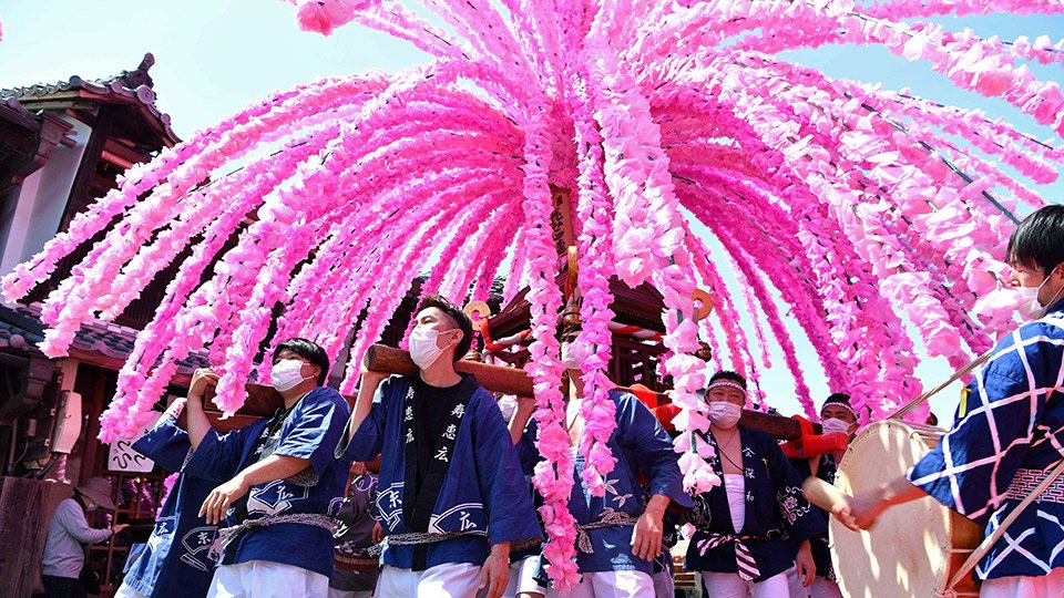 ３年ぶりにうだつの上がる町並みを威勢良く練り歩く花みこし＝３日午前１０時３９分、美濃市泉町