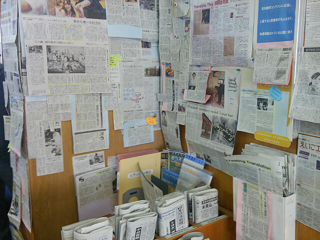 新聞の切り抜きで埋まる図書館の壁＝東京都目黒区、都立国際高校
