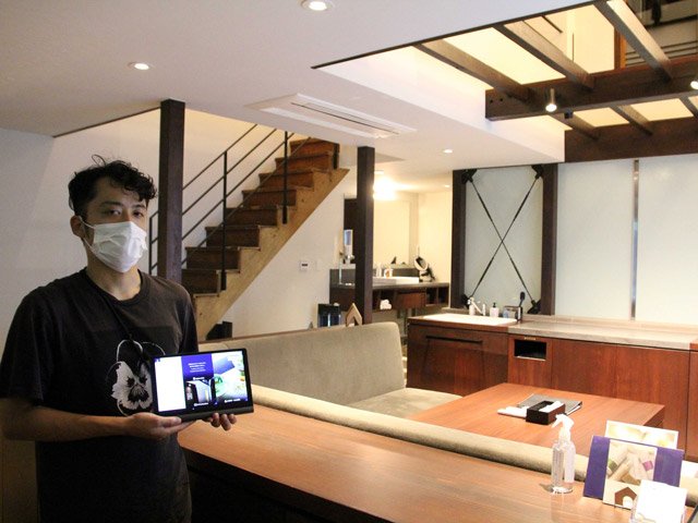 一棟貸しの宿泊施設を紹介する伊藤匡平さん＝郡上市八幡町島谷、ＴＨＥ　ＯＡＫ　ＧＵＪＯ