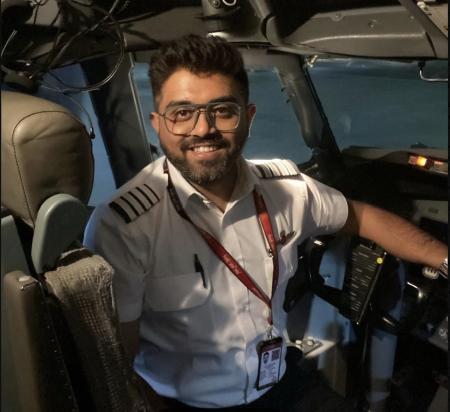　サウジアラビアに緊急着陸した旅客機のインド人機長（イスラエル外務省提供・ＡＰ＝共同）