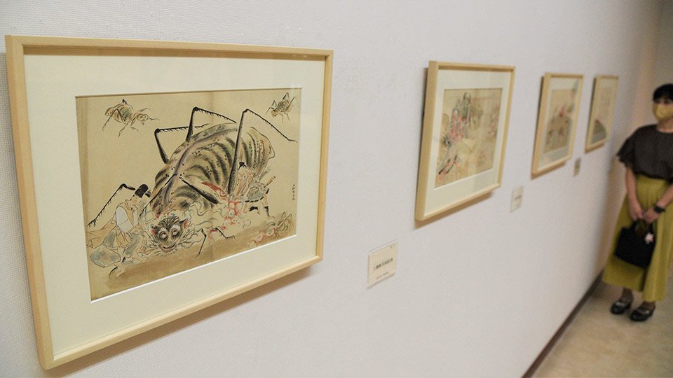 守屋多々志さんが修業時代に描いた大和絵の模写。鎌倉時代の「土蜘蛛草紙絵巻」に登場する妖怪が描かれている＝大垣市郭町、守屋多々志美術館