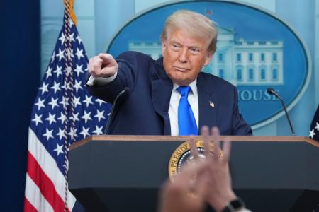 　２７日、米ホワイトハウスで記者会見するトランプ大統領（ＡＰ＝共同）