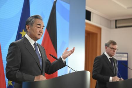 　記者会見する中国の王毅外相（左）とドイツのワーデフール外相＝３日、ベルリン（ゲッティ＝共同）