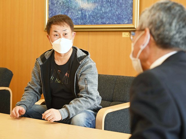 加藤淳司市長と歓談する神奈月さん＝土岐市役所
