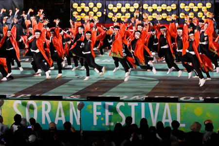 　「ＹＯＳＡＫＯＩソーラン祭り」で大賞に選ばれた「〓（じょう）」の演舞＝８日夜、札幌市