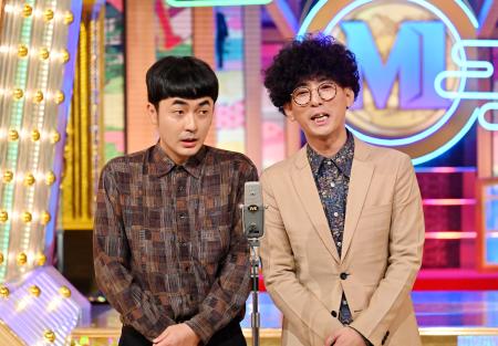 　「Ｍ―１グランプリ２０２５」で優勝した「たくろう」の赤木裕さん（左）ときむらバンドさん＝２１日夜、東京・六本木のテレビ朝日（（Ｃ）Ｍ―１グランプリ事務局）