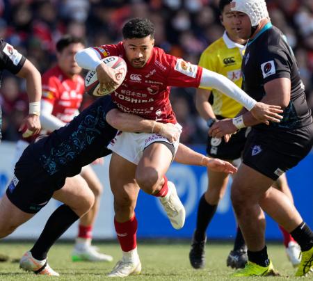 　ＢＬ東京―東京ベイ　前半、攻め込むＢＬ東京・モウンガ（中央）＝秩父宮