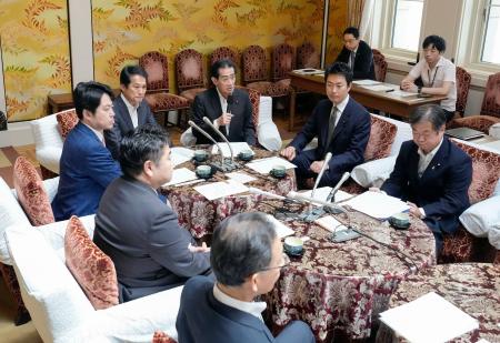 　選挙運動に関する与野党の協議会が開いた共同記者会見＝２７日午前、国会