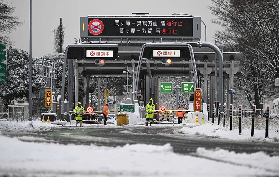 雪のため閉鎖された名神高速道路関ケ原インターチェンジ＝２２日午前７時１５分、不破郡関ケ原町（撮影・堀尚人）