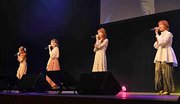 第２期のオープニングテーマ「夢中の先へ」を披露する４人