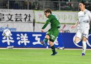 ＦＣ岐阜×八戸＝後半、シュートを放つＦＣ岐阜のＭＦ窪田＝長良川競技場