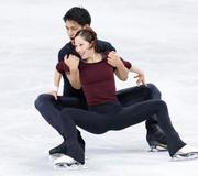 　公式練習で調整するペアの三浦璃来（手前）、木原龍一組＝ミラノ（共同）