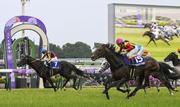 　第１７３回天皇賞・春で優勝したクロワデュノール。鼻差２着はヴェルテンベルク（１５）＝京都競馬場