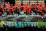 　「ＹＯＳＡＫＯＩソーラン祭り」で大賞に選ばれた「〓（じょう）」の演舞＝８日夜、札幌市