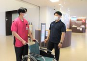 看護師として働く尾崎良慶さん（左）と事務職の藤井光一さん。ともに柔道部員として活躍している＝羽島郡笠松町田代、松波総合病院