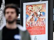 　大相撲パリ公演の開催を知らせる看板＝９日、パリ（共同）